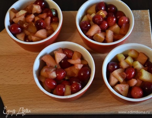 Разложить фруктово-ягодную смесь по формам. Сверху на ягоды распределить штрейзельную крошку. Крамбл можно запечь в одной большой форме или в небольших порционных формах.