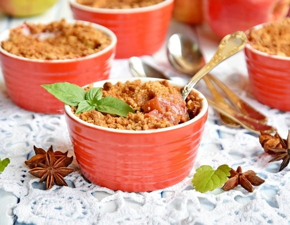 Выпекать крамбл в духовке, разогретой до 180°C, 25–30 минут.