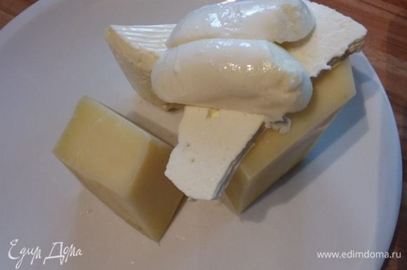 Для начинки натереть сыр. Подойдет любой, у меня 4 разных вида сыра (удобно, когда дома есть остатки сыров, которые необходимо использовать). Лук порей обжарить на сливочном масле до золотистого цвета. Остудить.