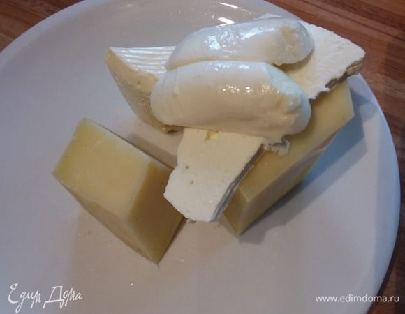 Для начинки натереть сыр. Подойдет любой, у меня 4 разных вида сыра (удобно, когда дома есть остатки сыров, которые необходимо использовать). Лук порей обжарить на сливочном масле до золотистого цвета. Остудить.