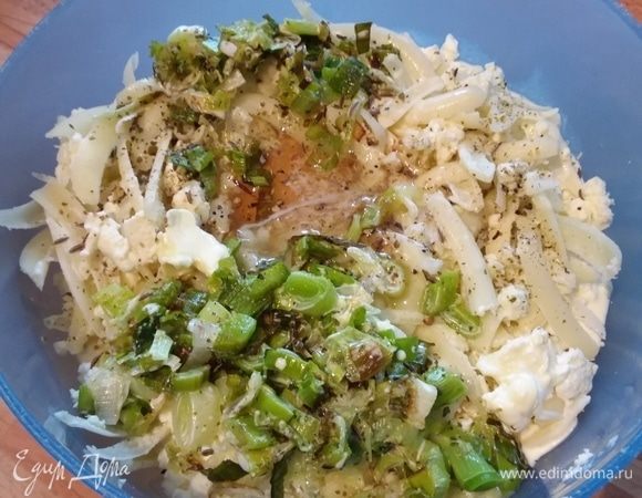 Смешать сыр с остальными ингредиентами начинки, посолить и поперчить по вкусу. У меня яйца очень крупные, поэтому я взяла 1 шт. Начинка получается густая благодаря большому количеству сыра.