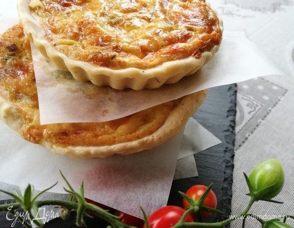 Выпекать в заранее разогретой до 180°C духовке около 20–30 мин. до золотистого цвета.