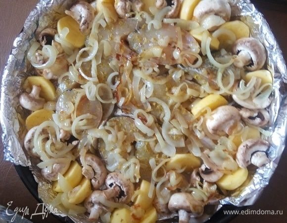 Противень застилаем фольгой и выкладываем на середину куски нашей щучки и по бокам в произвольном порядке кладем грибочки и картофель. Сверху укладываем кольца жареного лука.