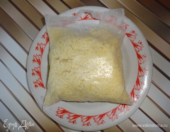 Сварить крупу согласно инструкции на упаковке. У меня было пшено в пакетиках, поэтому я варила в большом количестве воды. Крупа варилась 20 мин.