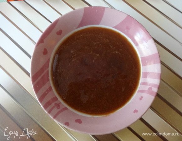 Сливы вымыть, обсушить, вынуть косточки. Пюрировать сливы блендером. Затем протереть пюре через мелкое сито, чтобы удалить кусочки кожуры.