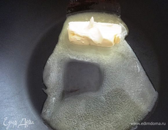 В сковороде распустить сливочное масло.