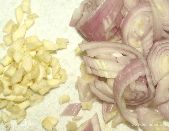 Лук и чеснок очистить. Нашинковать.