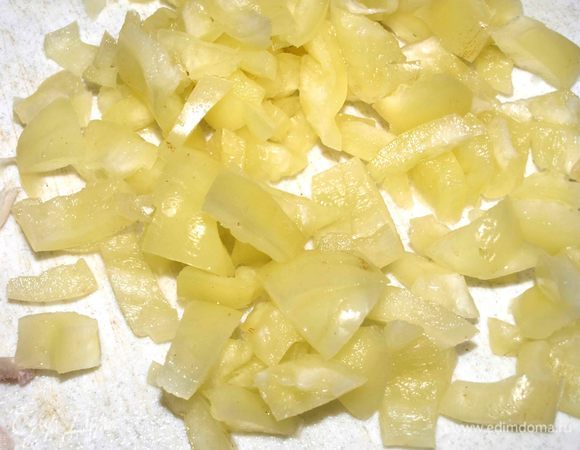 Перец очистить от плодоножки, перегородок. Нарезать кубиками. Кабачок нарезать кубиками.