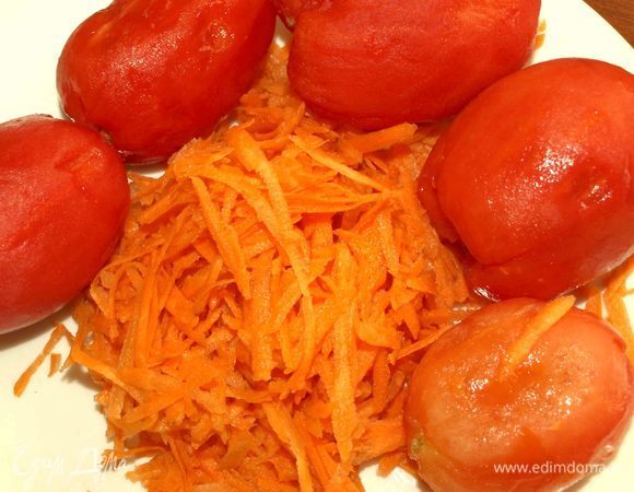 Морковь натереть на терке. Помидоры бланшировать, очистить от кожуры. Нарезать кубиками.