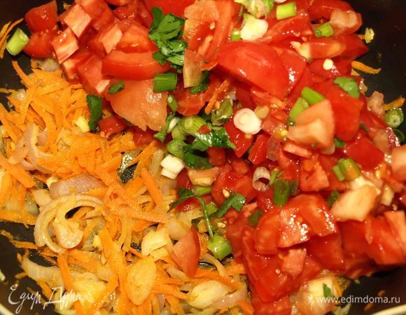 Добавить нарезанные помидоры и часть зелени. Приправить солью и перцем.