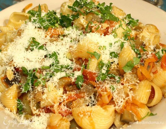 Готовое блюдо посыпаем измельченной петрушкой и сыром.