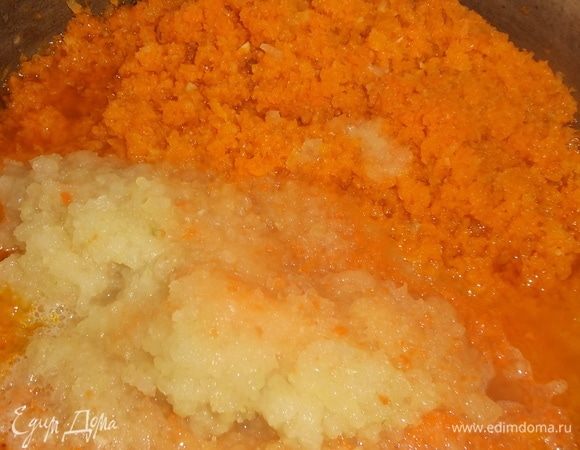 Добавляем лук. Тушим еще 10 минут.