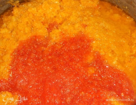 Далее — болгарский и острый перец, тушим 10 минут.