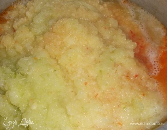 Добавляем кабачки, томатную пасту, соль, сахар, уксус, молотый перец.