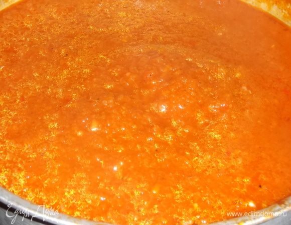 Доводим до кипения и под крышкой на тихом огне тушим 30 минут, изредка помешивая.