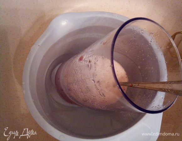 Творожный слой. Измельчаем в блендере творог, сахар (можно по вкусу, кто любит послаще), сливочное масло из холодильника и ванилин до пастообразного состояния. Разводим 40 г желатина в 50 г воды комнатной температуры. Сразу же после набухания, отпускаем емкость с желатином в миску с горячей водой и даем раствориться. После заливаем сливки комнатной температуры и, непрерывно помешивая, прогреваем желейную массу. После выливаем в блендер с творожной массой и снова перемешиваем и выкладываем в форму с испеченным остывшим коржом, убираем в холодильник на 1 час.