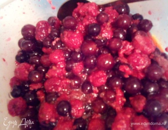 Фруктовое желе. Засыпаем фрукты 3 ст. л. сахара и даем разморозиться при комнатной температуре (размораживала с вечера, испекла утром). Разбавляем желатин в 100 г воды, заливаем соком размороженных ягод, прогреваем до полного растворения желатина по способу в шаге 2. После заливаем размороженные ягоды фруктовым соком с желатином, аккуратно перемешать, выложить ягоды на охлажденный творожный слой и залить соком с растворенным желатином. Убрать в холодильник на 2 часа.