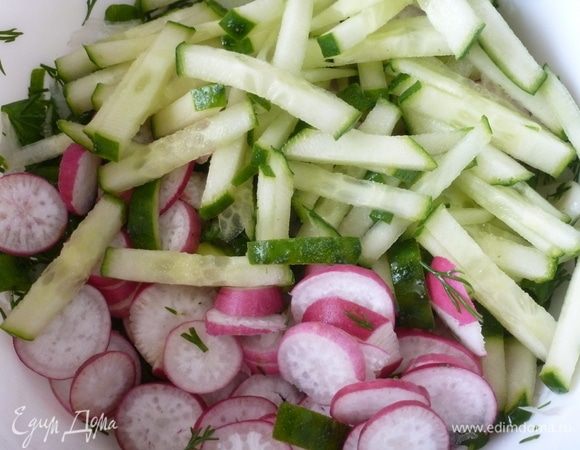Репчатый лук мелко нарезать. Измельчить небольшой пучок разной зелени, соединить в миске, присыпать солью и размять, чтобы выделился сок и аромат. Редиску нарезать кружками, свежий огурец — соломкой.