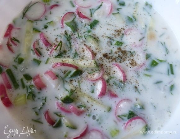 Залить кефиром и квасом 1 к 1. Вместо кваса можно взять сыворотку или кипяченную воду. Посолить и поперчить, выжать сок из лимона. Добавить горчицу и хрен. Перемешать и довести до желаемого вкуса.