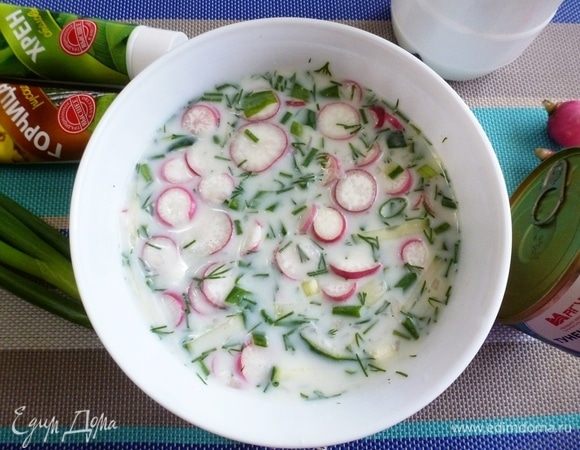 Сварить яйца вкрутую, охладить и нарезать на четвертинки. Открыть консервированный тунец ТМ «Магуро» и разобрать на небольшие кусочки.