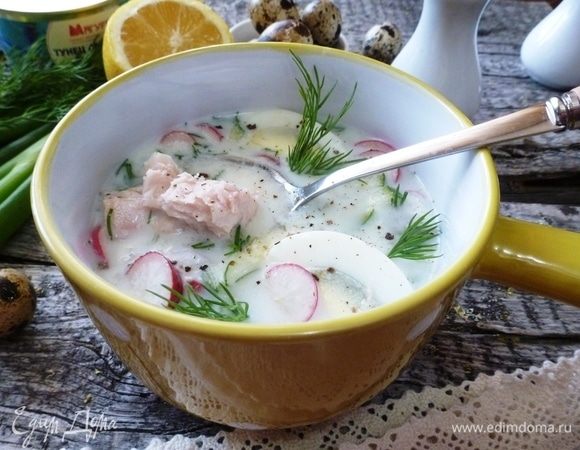 При подаче каждому в тарелку положить кусочки тунца и четвертинку вареного яйца. Попробуйте! Легкая и освежающая окрошка готова. Приятного аппетита!