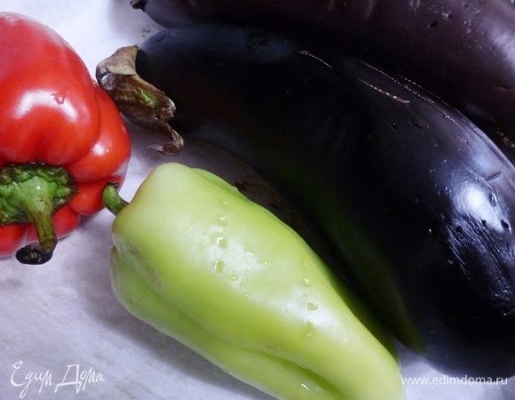 Сладкий перец и баклажаны помыть, наколоть вилкой запечь в духовке 30–40 минут при температуре 190–200°C.