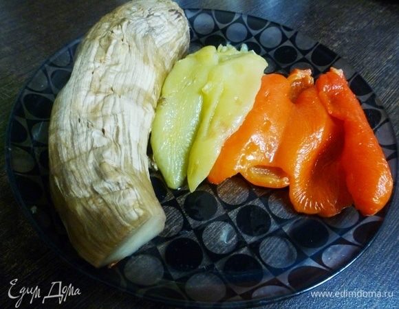 Перцам дать «пропотеть» в пакете, затем очистить от шкурки. С баклажанов тоже снять шкурку.