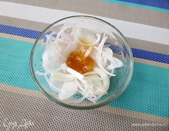 Лук тонко нарезать и замариновать в яблочном уксусе с медом.