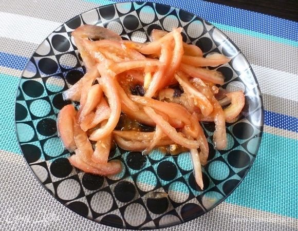 Убрать из помидоров семена, а мякоть нарезать соломкой.