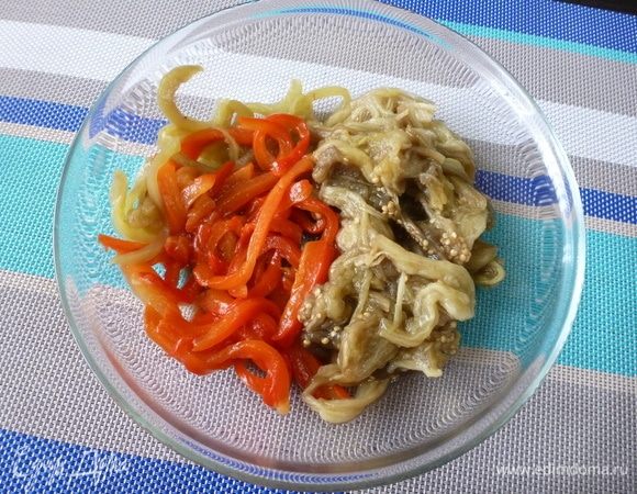 Нарезать соломкой запеченные баклажаны и сладкий перец.