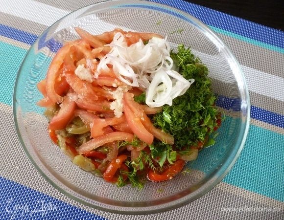 Соединить в салатнике овощную соломку, маринованный лук, выдавленный через пресс чеснок и мелконарубленную зелень.