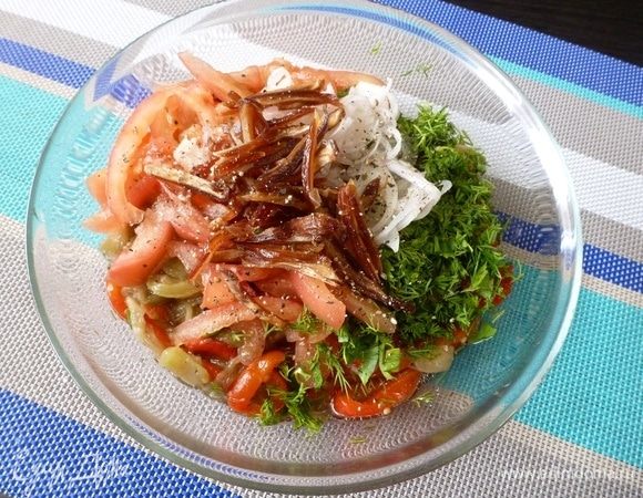 Финики освободить от косточки и нарезать соломкой. Добавить в салат. Посолить и поперчить по вкусу. Заправить оливковым маслом и яблочным уксусом. Аккуратно перемешать.