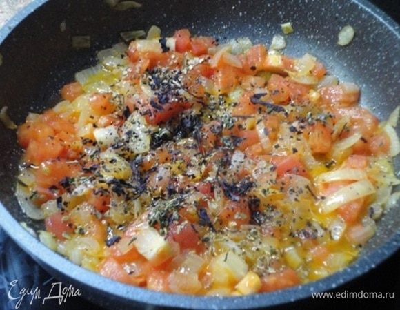 Приготовить соус из лука и помидор, предварительно очищенных и нарезанных кубиками. Добавить травы, перец и соль по вкусу.