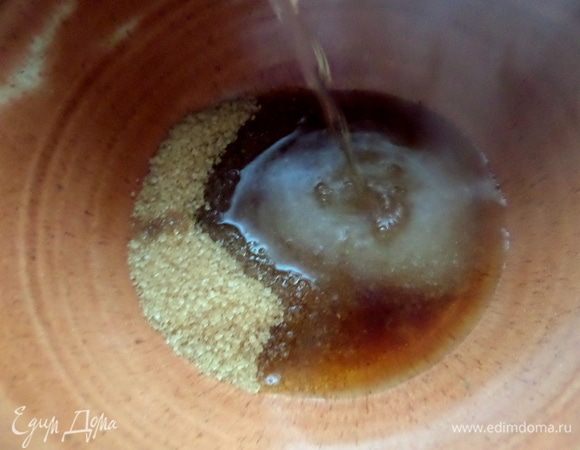 Сахар залить кипятком и растворить в нем.