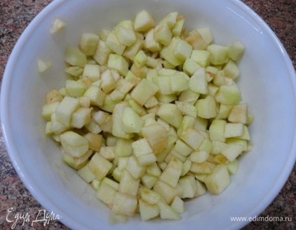 3 средних яблока очистить от кожицы и семян и нарезать кубиками. Залить любым ароматным алкоголем и оставьте примерно на 1 час, периодически помешивая.