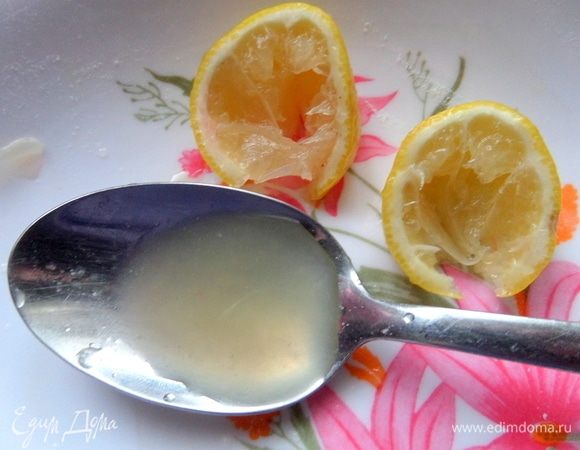 Выжать сок лимона и смешать с апельсиновым соком.