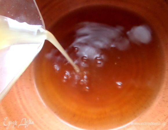 Вылить сок в сладкую воду.