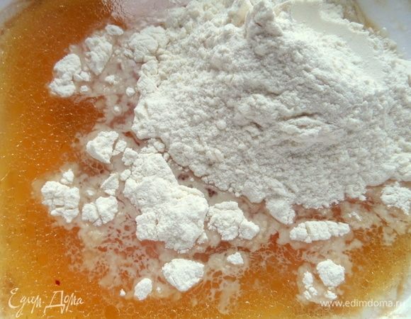 Смешать состав с обычной мукой в широкой миске.