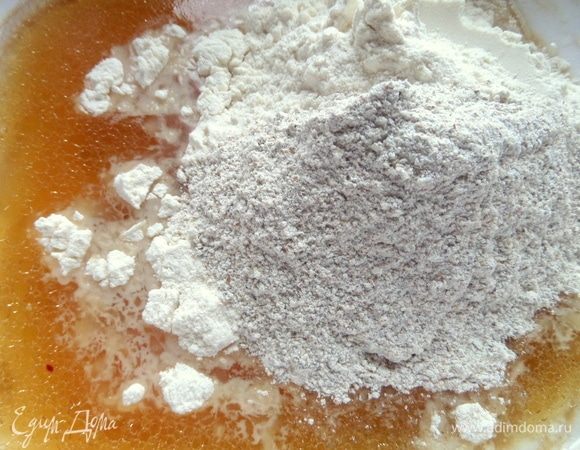 Добавить ржаную муку.