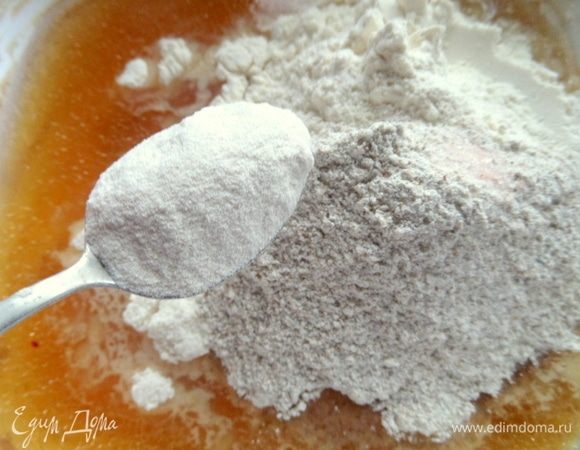 Добавить разрыхлитель, соль и ваниль.