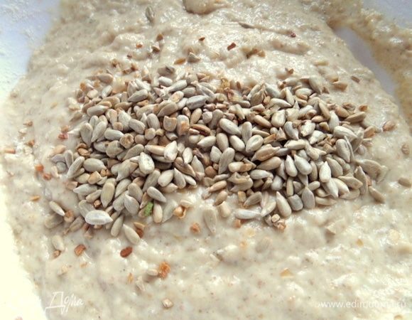 Добавить жареные семечки.