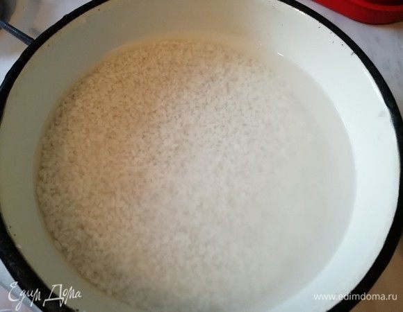 Промываем рис. Заливаем водой и отставляем в сторону.