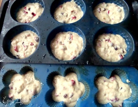 Распределить по ячейкам формы для маффинов.