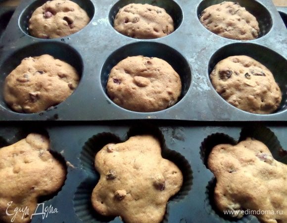 Поставить формочки на противень для удобства и выпекать 25 минут при 180°C.