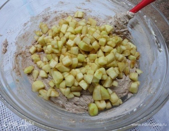 Соединяем яично-масляную смесь с сухими ингредиентами, перемешиваем и добавляем яблоки вместе с жидкостью. Еще раз перемешиваем.