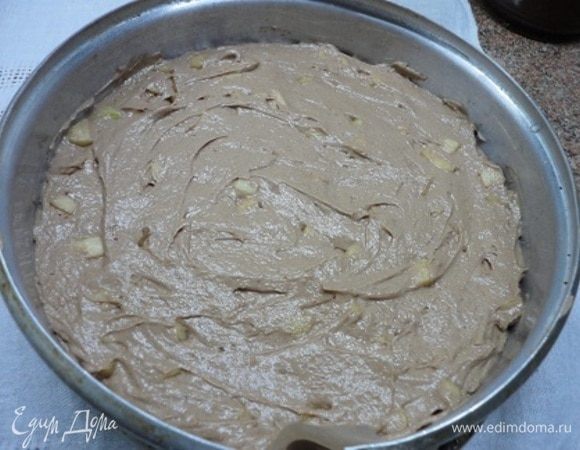 Форму для запекания (диаметр — 23 см) выстилаем пекарской бумагой и выкладываем тесто. Выпекаем 35–40 минут при температуре 180°C.