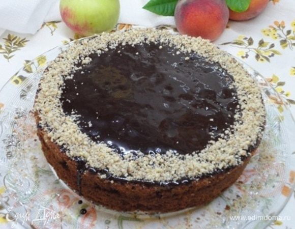 Для глазури смешиваем все компоненты, кроме алкоголя, перемешиваем и держим на огне до растворения сахара. Снимаем с плиты, добавляем алкоголь и заливаем остывший пирог. Можно украсить орехами.