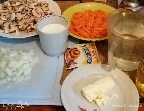 Займемся подготовкой продуктов. Грибы, лук и морковь нарезаем. Морковь как можно тоньше. Очищаем 3 зубчика чеснока.