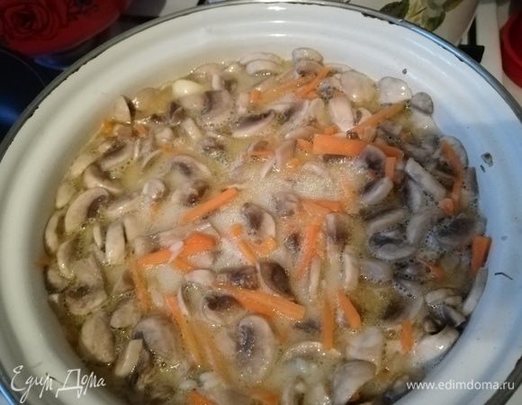 Когда вода закипела, опускаем в кастрюлю рис, морковь, грибы, выливаем молоко и добавляем остальные ингредиенты — чеснок, лавровый лист, соль, корицу. Оставить на среднем огне, помешивать. После кипения убавить огонь и накрыть крышкой, изредка помешивать.