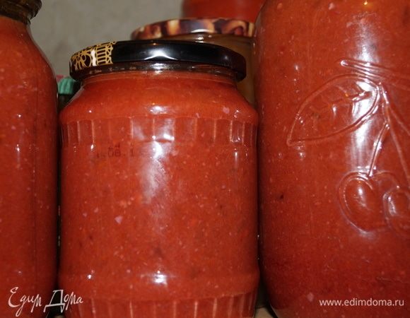 Аджику разливайте кипящей по сухим стерилизованным банкам, закрывайте чистыми сухими крышками. Храните в темном сухом месте, после открывания банку держите в холодильнике.
